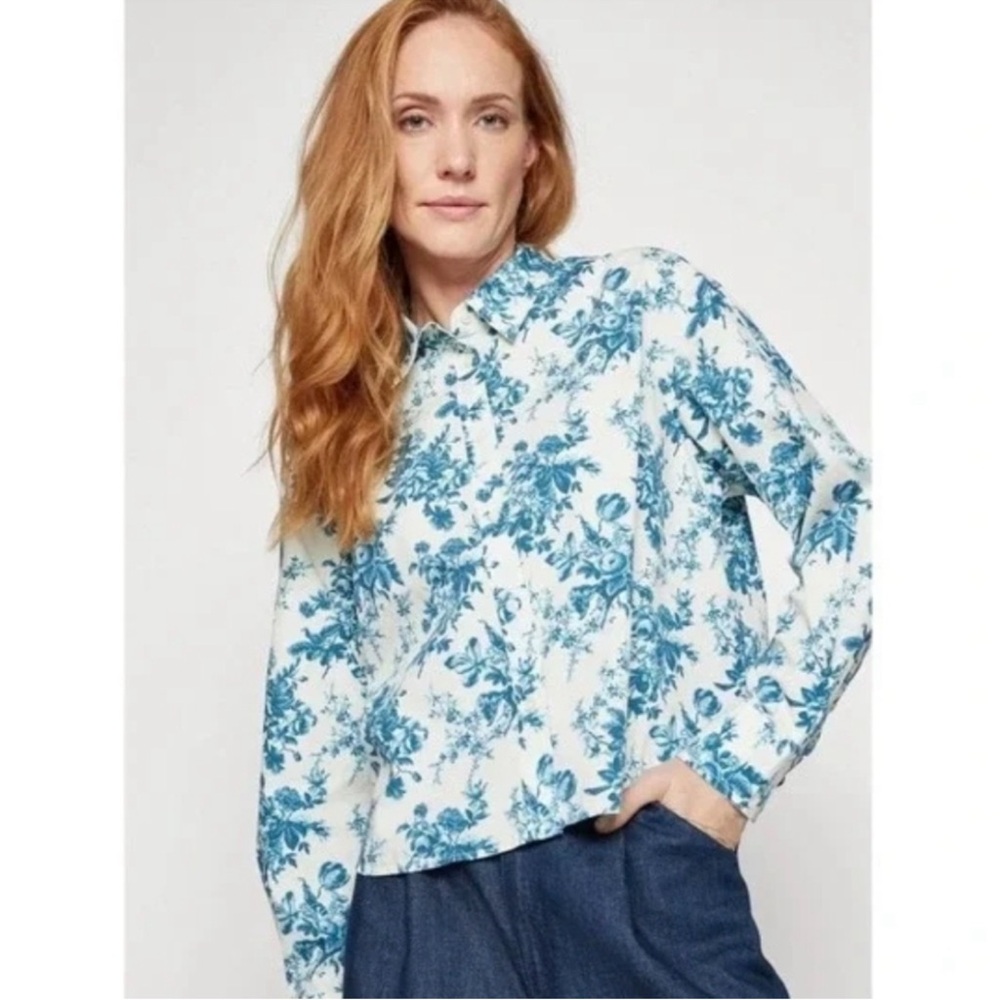 GAPxLoveShackFancy Organic Cotton Cropped Shirt in a blue white floral size M